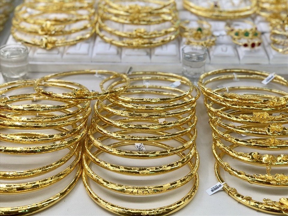 Giá vàng đang có dấu hiệu hạ nhiệt, giảm về dưới mức 1.900 USD. Ảnh minh hoạ: Khánh Linh. Giá vàng đang có dấu hiệu hạ nhiệt, giảm về dưới mức 1.900 USD. Ảnh minh hoạ: Khánh Linh.