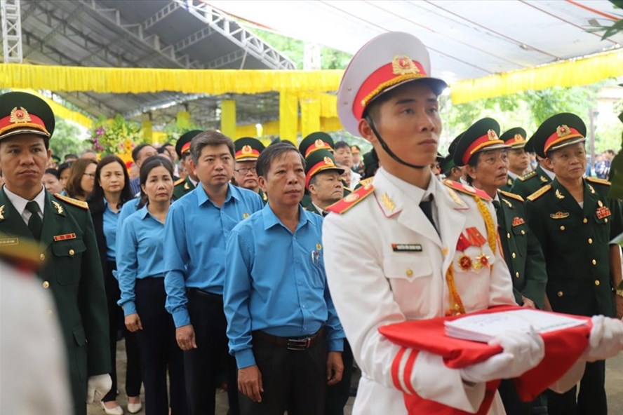 Đoàn của LĐLĐ tỉnh Thừa Thiên -Huế vào viếng 13 liệt sĩ. Ảnh: Tùng Giang