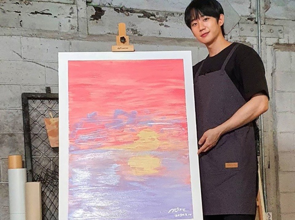 Jung Hae In bên tác phẩm nghệ thuật của mình. Ảnh chụp màn hình. Jung Hae In bên tác phẩm nghệ thuật của mình. Ảnh chụp màn hình.