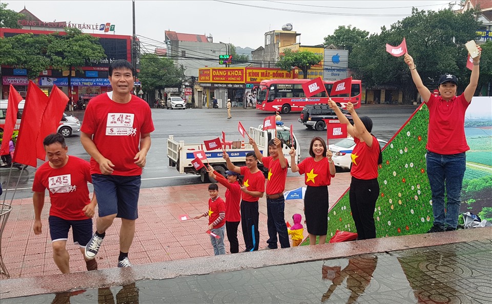 Dù trời mưa nhưng rất đông cổ động viên đã ra cổ vũ cho đoàn chạy. Ảnh: NT