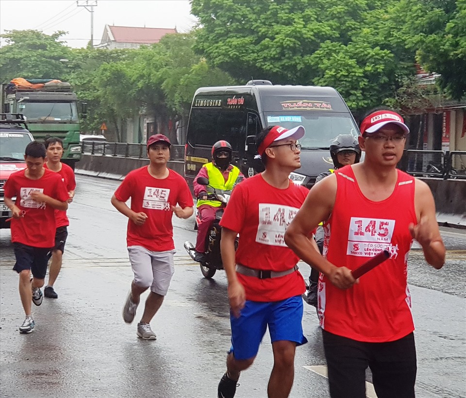 Ông Dương Mạnh Hiền, Phó chánh văn phòng LĐLĐ tỉnh Ninh Bình dẫn đầu đoàn chạy. Ảnh: NT