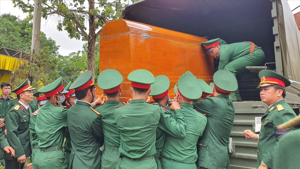 Đưa quan tài lên xe. Ảnh: Phúc Đạt