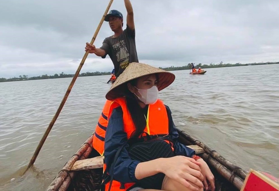 Thủy Tiên đi hỗ trợ đồng bào miền Trung. Ảnh: FBNV Thủy Tiên đi hỗ trợ đồng bào miền Trung. Ảnh: FBNV