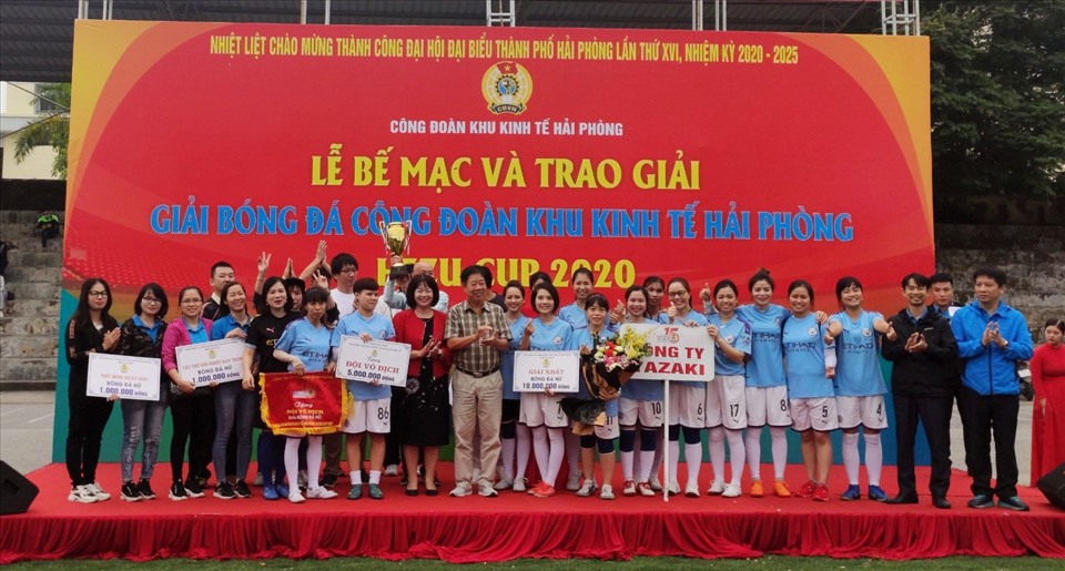 Đội bóng Công ty TNHH Yazaki vô địch nội dung bóng đá nữ. Ảnh MD
