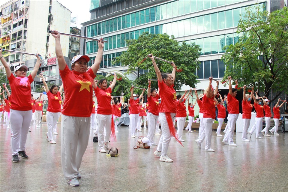 2.000 người cao tuổi cùng tham gia tập dưỡng sinh ở TPHCM. Ảnh: Thanh Vũ 2.000 người cao tuổi cùng tham gia tập dưỡng sinh ở TPHCM. Ảnh: Thanh Vũ