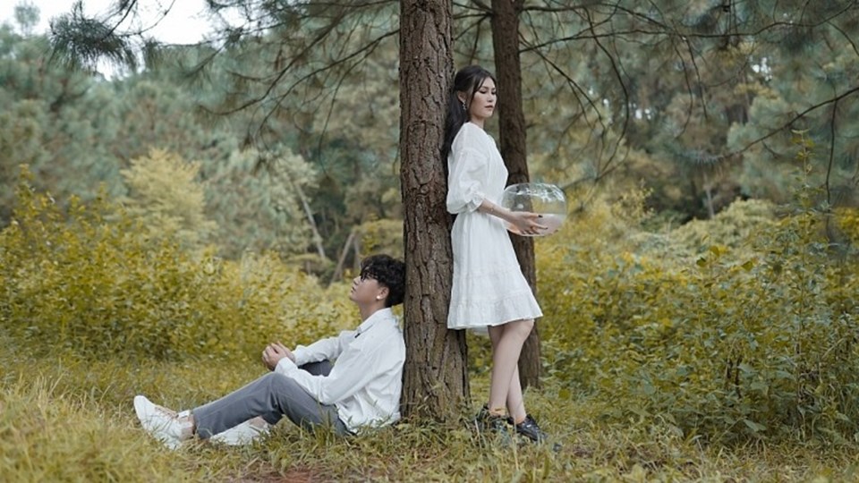 Ngân Giang và An Nam trong MV. Ảnh: NSCC Ngân Giang và An Nam trong MV. Ảnh: NSCC