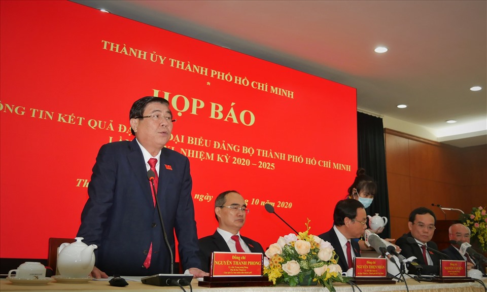 Chủ tịch UBND TPHCM Nguyễn Thành Phong trả lời họp báo trưa ngày 18.10. Ảnh: Anh Tú