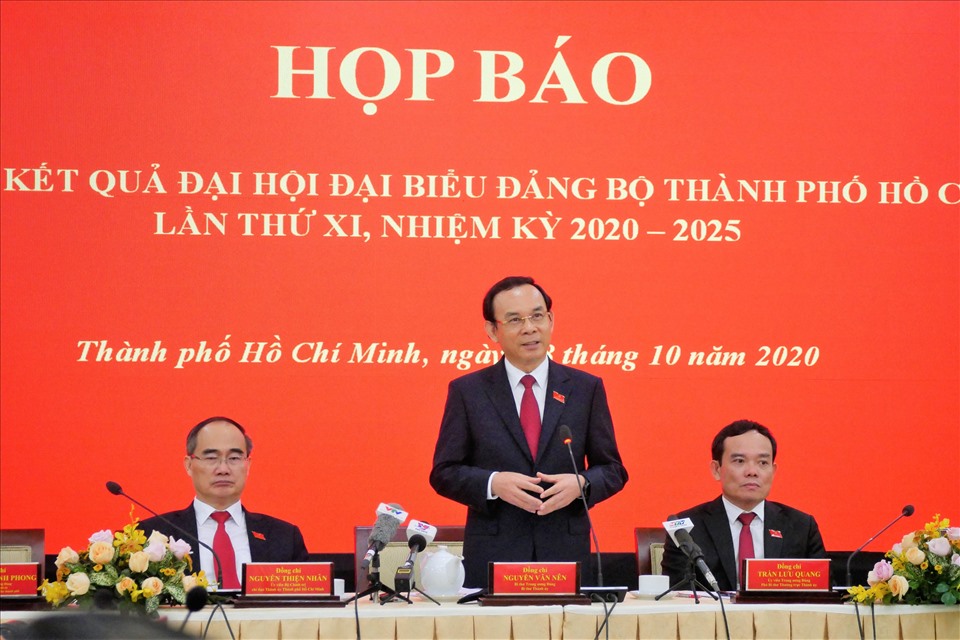Tân Bí thư Thành ủy TPHCM Nguyễn Văn Nên trả lời họp báo trưa ngày 18.10. Ảnh: Anh Tú
