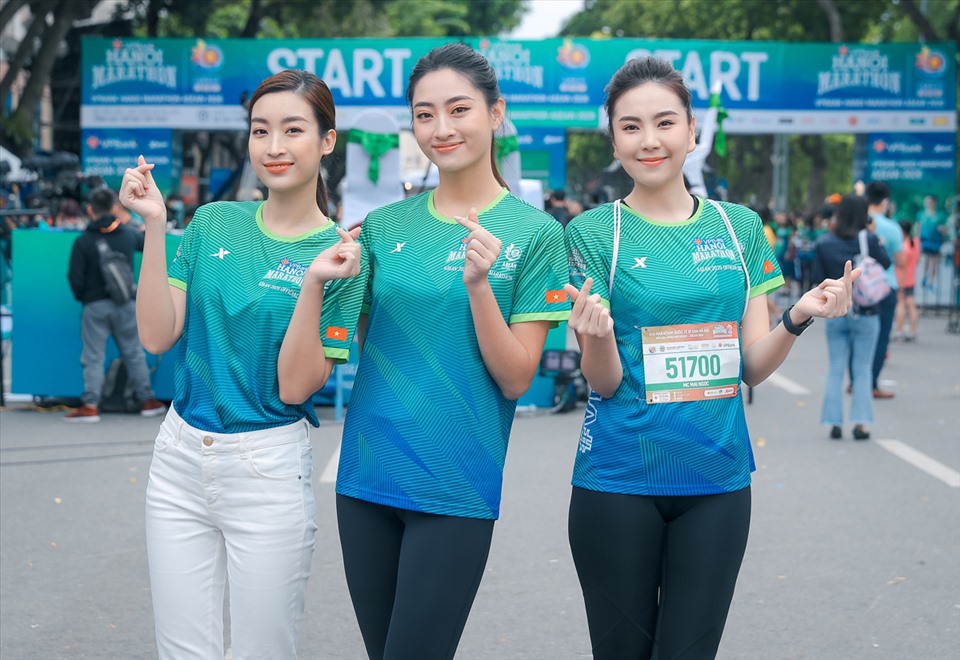 2 Hoa hậu cùng đọ dáng bên MC Mai Ngọc. Ảnh: Hoà Nguyễn.