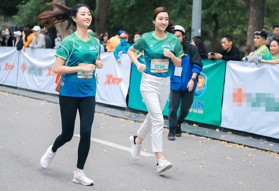 Hoa hậu Đỗ Mỹ Linh và Lương Thuỳ Linh hào hứng tham gia thi chạy tại Hà Nội. Ảnh: Hoà Nguyễn. Hoa hậu Đỗ Mỹ Linh và Lương Thuỳ Linh hào hứng tham gia thi chạy tại Hà Nội. Ảnh: Hoà Nguyễn.