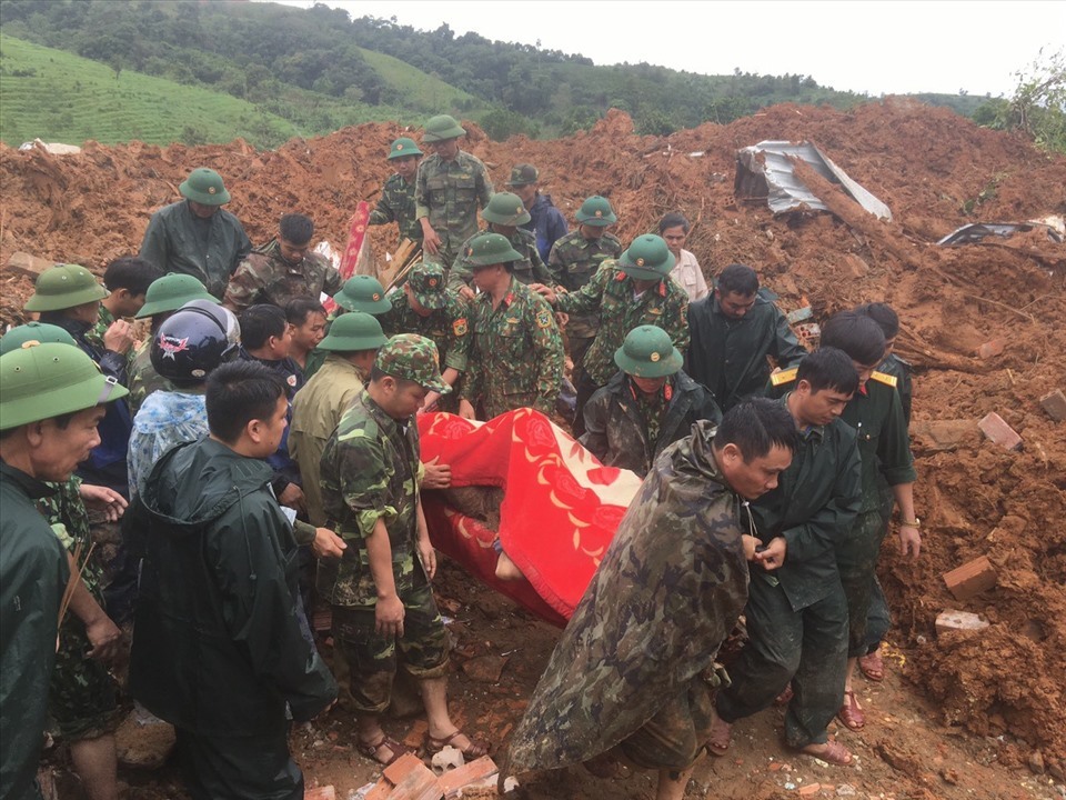 Lực lượng quân đội đang cứu hộ, cứu nạn tại hiện trường sạt lở đất tại Đoàn Kinh tế Quốc phòng 337. Ảnh: Hưng Thơ