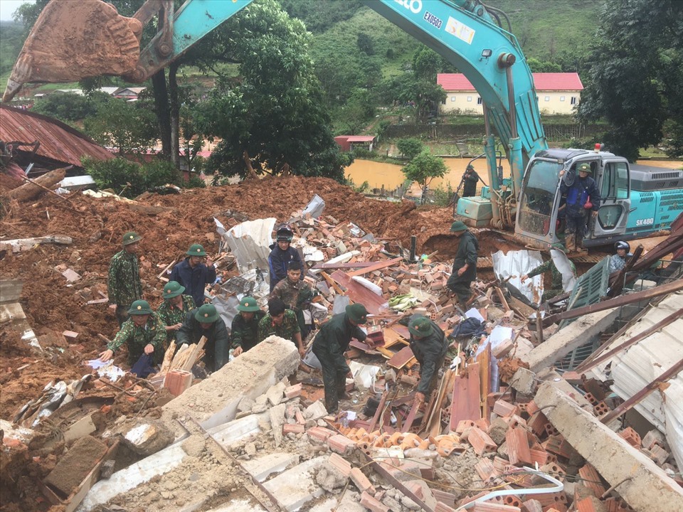 Công tác cứu hộ ở doanh trại Đoàn Kinh tế Quốc phòng 337. Ảnh: HT.