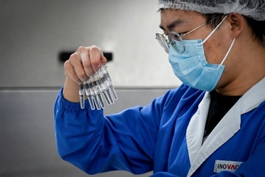 Thêm nhiều thành phố của Trung Quốc sử dụng vaccine COVID-19 khẩn cấp. Ảnh: AFP