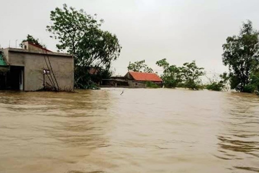 Tất cả các địa bàn trên huyện Lệ Thủy đều chìm trong nước lũ. Ảnh: LPL