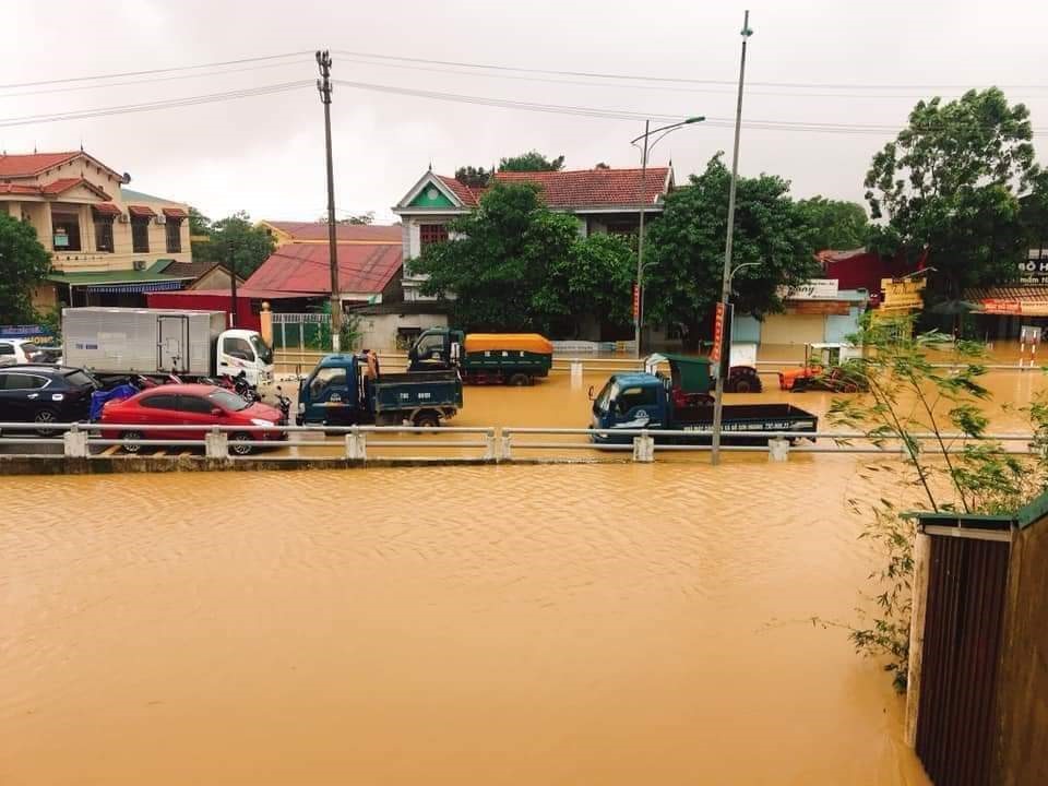 Vị trí cao nhất là ở trên cầu tại thị trấn Kiến Giang nước lũ ngập trong nước lũ. Ảnh: CTV