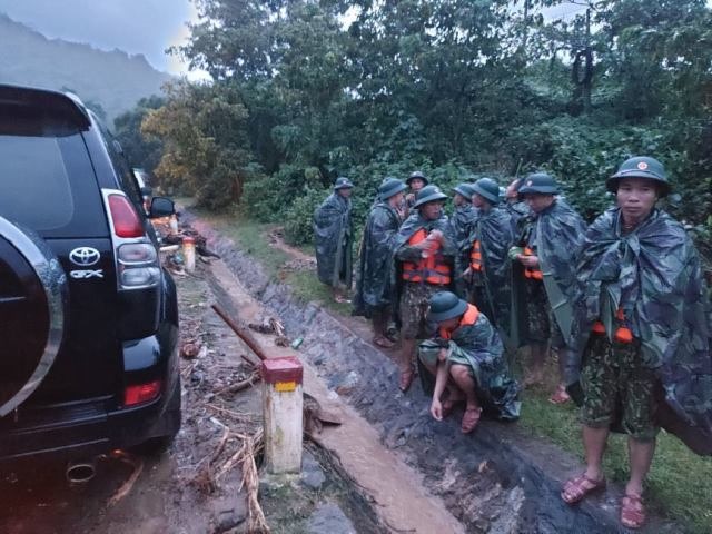 Due to traffic jams, many soldiers waited to reinforce the scene.  Photo: TT.