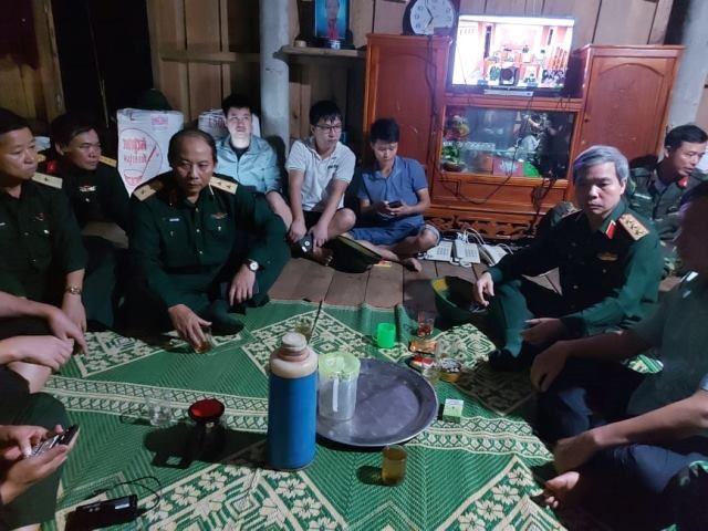 Many generals are conferring at the Quang Tri Province Rescue Front Command Front at km15.  Photo: TT.