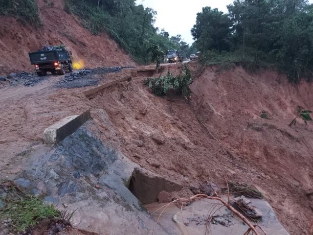 A landslide near km15 is also very dangerous but it has opened the car.  Photo: TT.