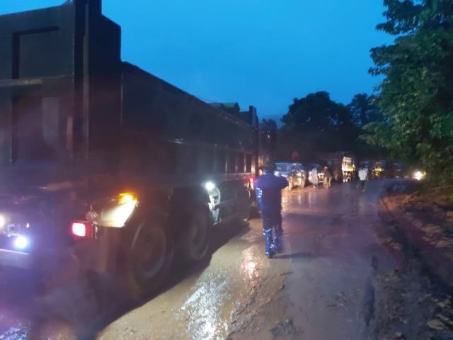 The dump truck is retreating to dump rocks to overcome the point of landslide and subsidence causing splitting.  Photo: TT.