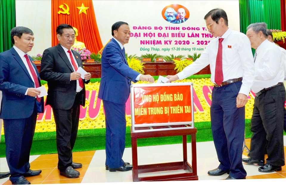 Đại biểu dự Đại hội tự nguyện quyên góp ủng hộ đồng bào miền Trung. Ảnh: BTC Đại hội cung cấp.