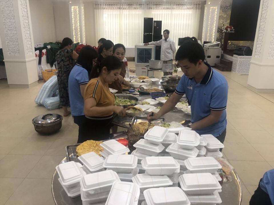 Đoàn viên thanh niên Công ty Điện lực Quảng Trị tự tay chế biến những suất cơm ấm tình mùa lũ