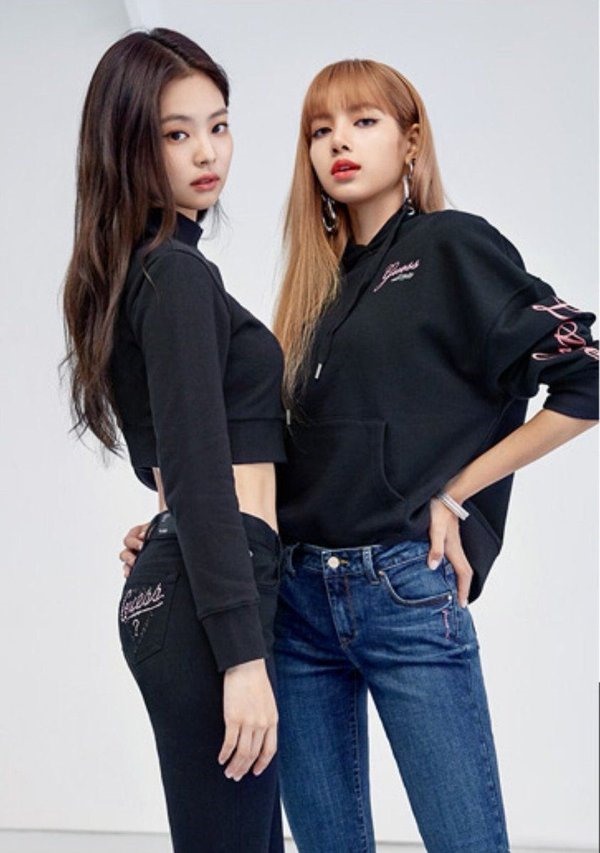 Lisa và Jennie. Ảnh: Chụp màn hình