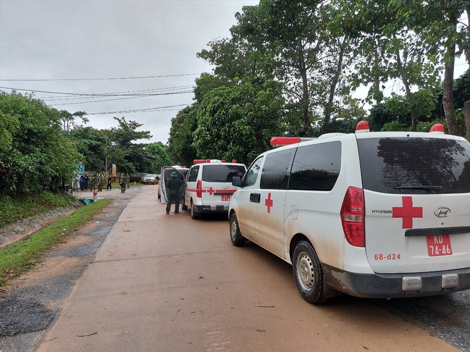 Hàng loạt xe cứu thương biển đỏ của quân đội nối đuối nhau vào hiện trường, chở các bác sĩ, nhân viên y tế, sĩ quan và quân nhân vào phục vụ công tác cứu hộ, cứu nạn. Ảnh Tr. Tuấn