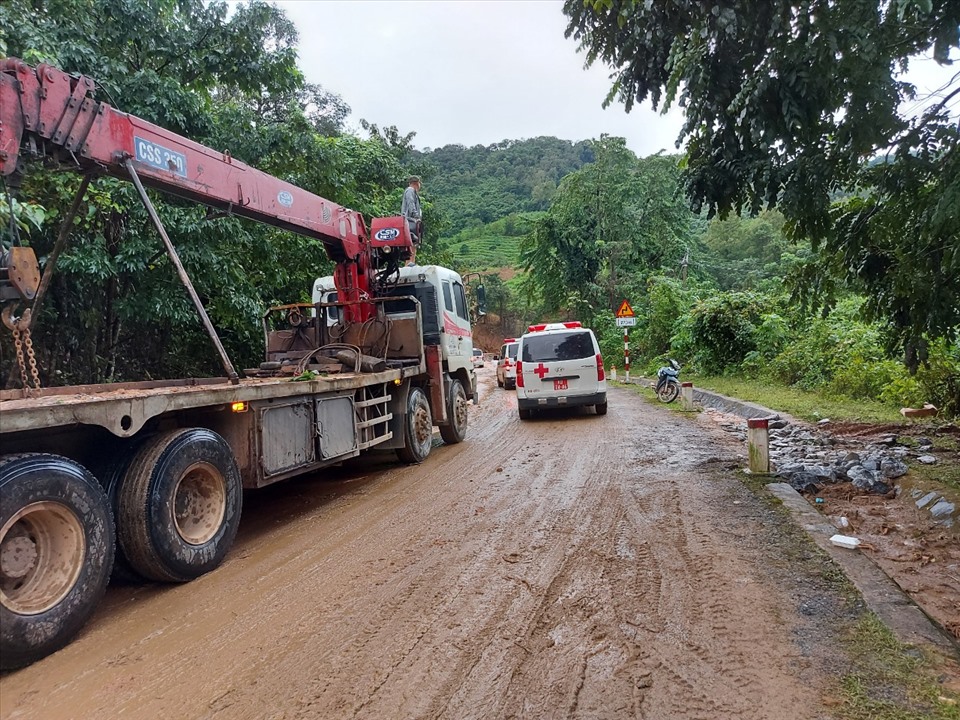 Việc giải phóng điểm nghẽn nhằm huy động lực lượng nhân sự và các phương tiện cơ giới vào cứu hộ, khắc phục hậu quả. Ảnh: Trần Tuấn