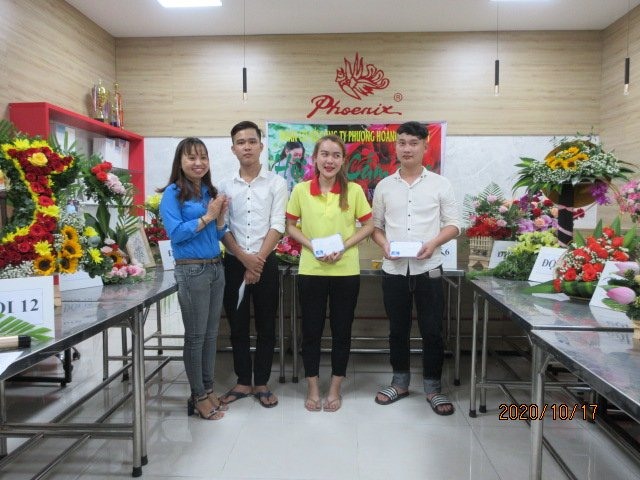 Trao thưởng cho các đội đạt giải.
