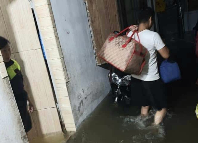 Người dân TP. Đồng Hới chạy lũ trong đêm. Ảnh: CTV
