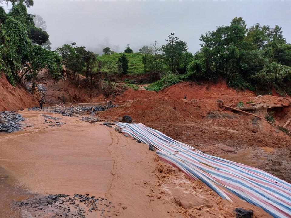 Một số vị trí đã thông tuyến, nhưng tiềm ẩn nguy cơ mất an toàn, cơ quan chức năng cử người túc trực hướng dẫn các chủ phương tiện. Ảnh: QĐ