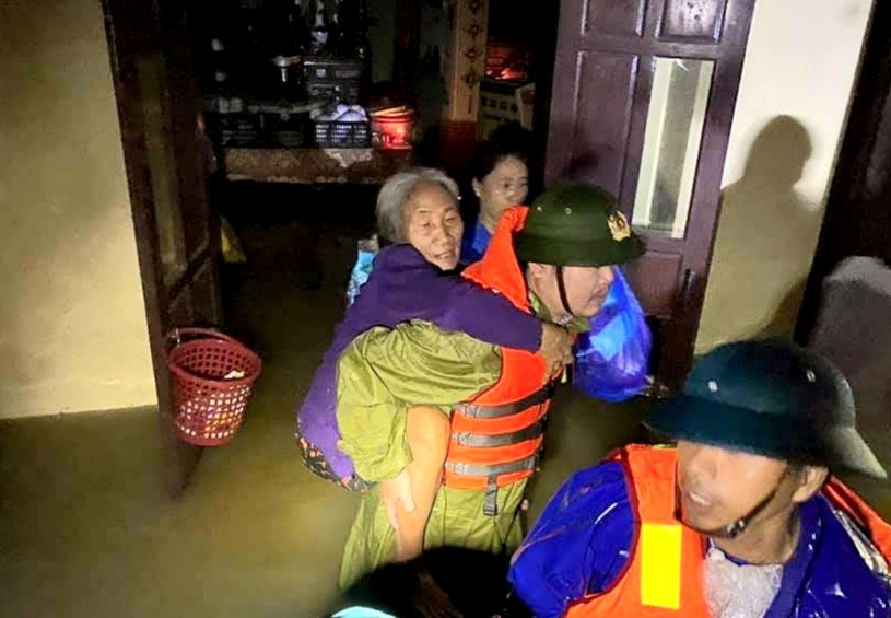 Công tác ứng cứu người dân được triển khai khẩn trương. Ảnh: LPL