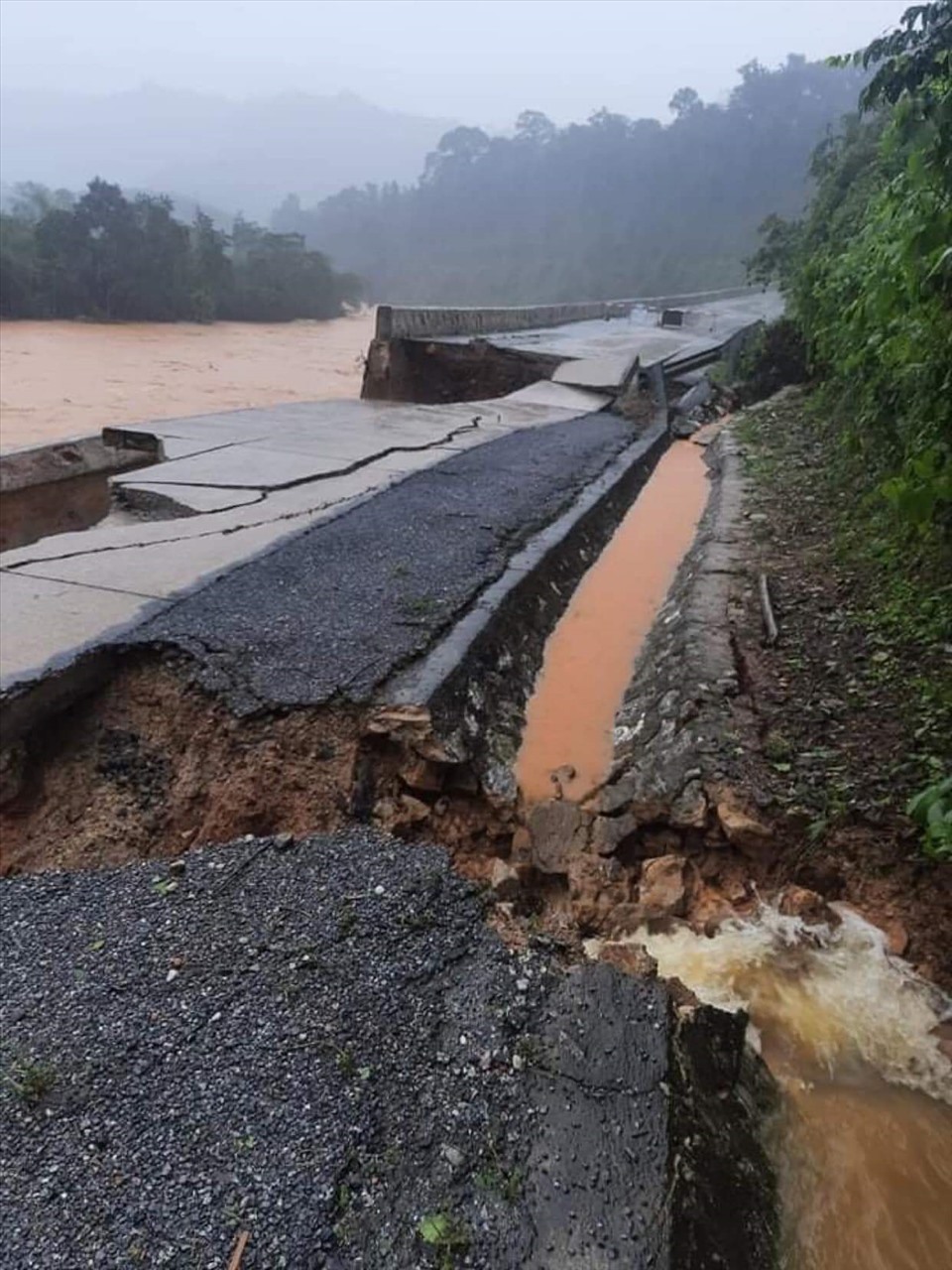 Đường Hồ Chí Minh nhánh Tây bị sạt lở nghiêm trọng. Ảnh: CTV