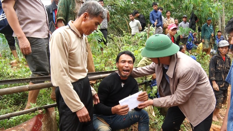 Lãnh đạo huyện Hướng Hóa hỗ trợ gia đình nạn nhân 30 triệu đồng. Ảnh: QĐ