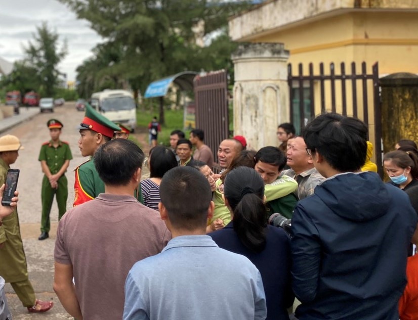 Người thân đau lòng vì sự ra đi đột ngột, sự mất mát không thể bù đắp. Ảnh: Hưng Thơ