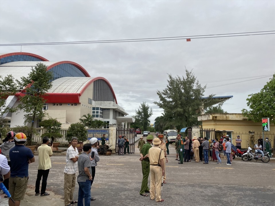 Rất đông công an, quân đội, người thân và các phóng viên báo chí tập trung tại nơi tập kết thi hài các quân nhân hi sinh. Ảnh: Trần Tuấn