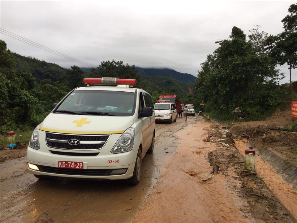 Đến nay, đã có 16 thi thể quân nhân bị vùi lấp được tìm thấy, còn lại 6 người mất tích. Ảnh: Trần Tuấn