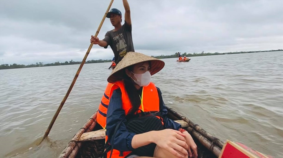 Thuỷ Tiên tích cực giúp đỡ người dân miền Trung. Ảnh: FBNV