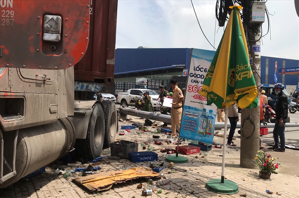 Công an giải quyết hiện trường vụ tai nạn. Ảnh: Dương Bình