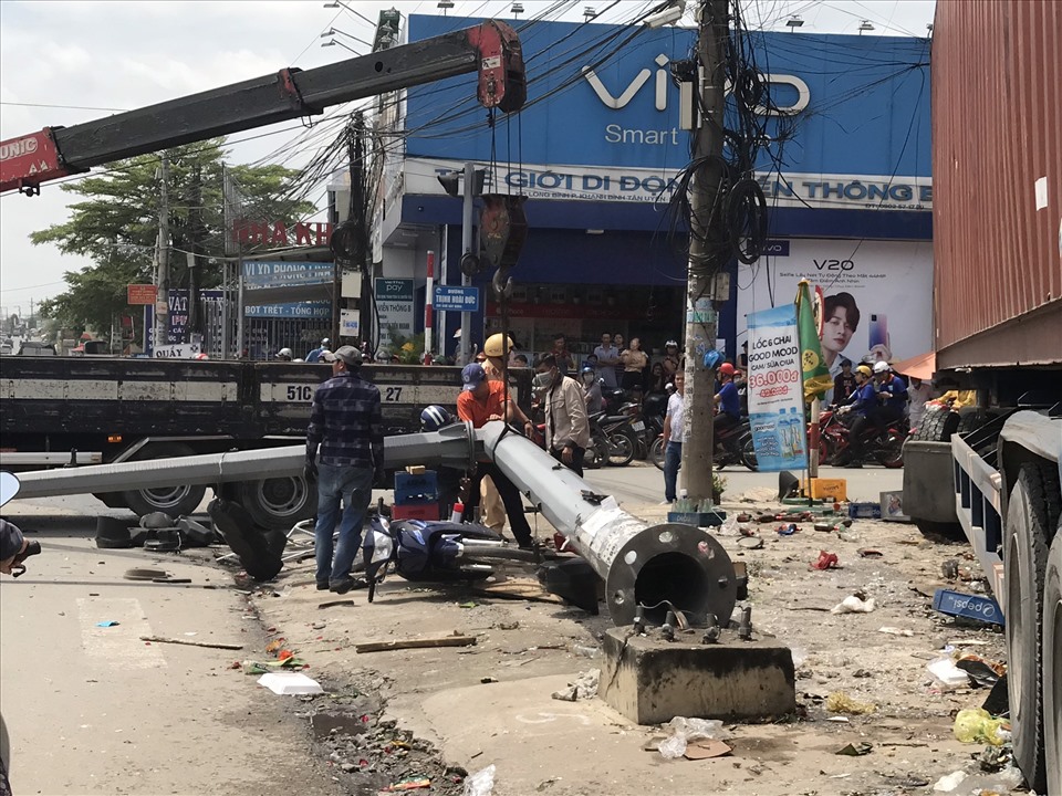 Công an giải quyết hiện trường vụ tai nạn. Ảnh: Dương Bình