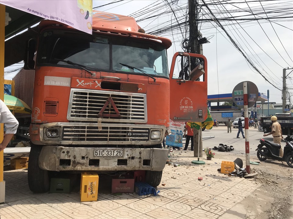 Công an giải quyết hiện trường vụ tai nạn. Ảnh: Dương Bình