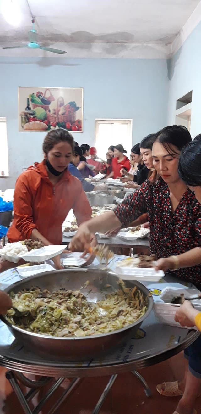 Chị em phụ nữ phục vụ hậu cần cho bộ đội tìm kiếm đồng đội. Ảnh: Công Sang