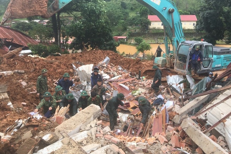 Các lực lượng tìm kiếm người mất tích. Ảnh: Hưng Thơ