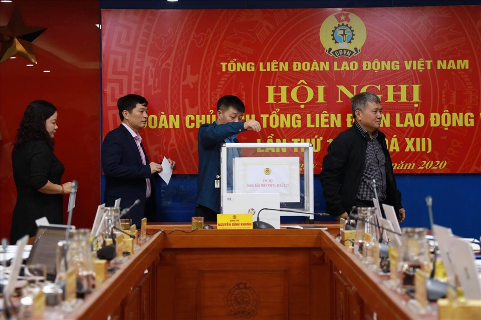 Các đại biểu tham gia ủng hộ đồng bào miền Trung bị thiệt hại do mưa lũ. Ảnh: Hải Nguyễn