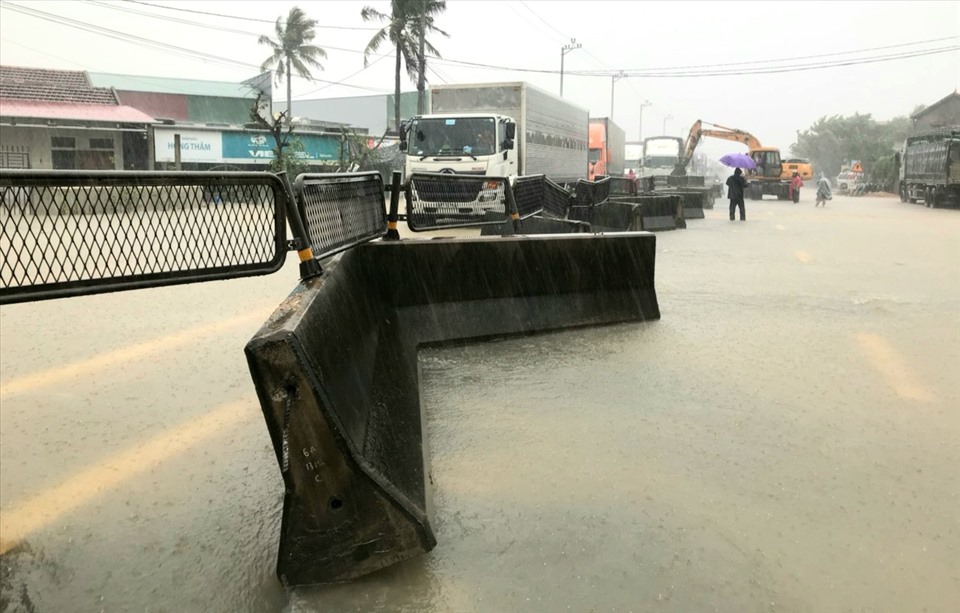 The car got stuck, the road was damaged by the floods.  Photo: LPL