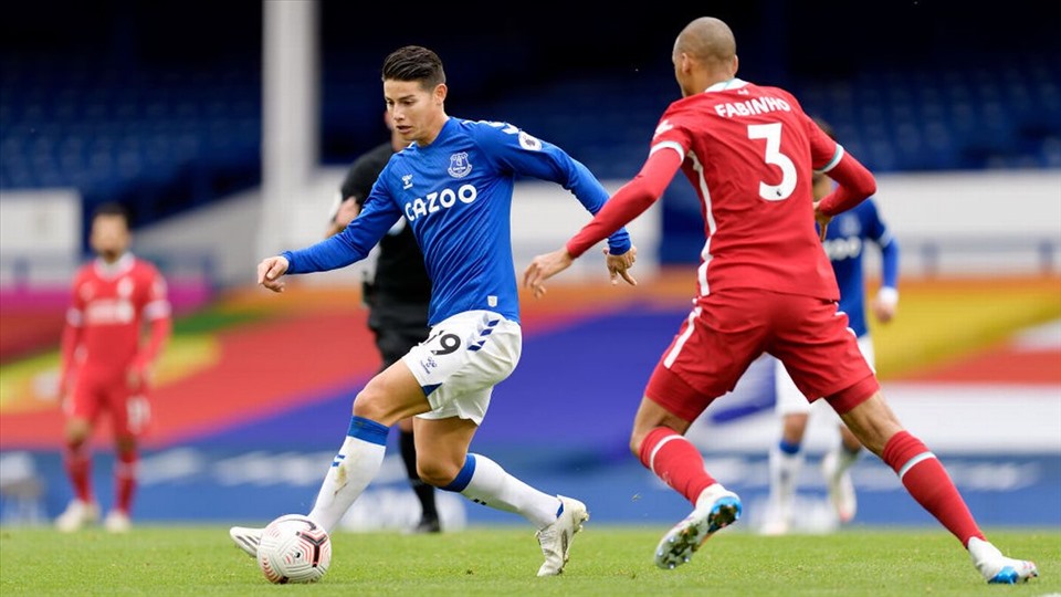 Fabinho (áo đỏ) chưa quen đá trung vệ. Ảnh: Getty.