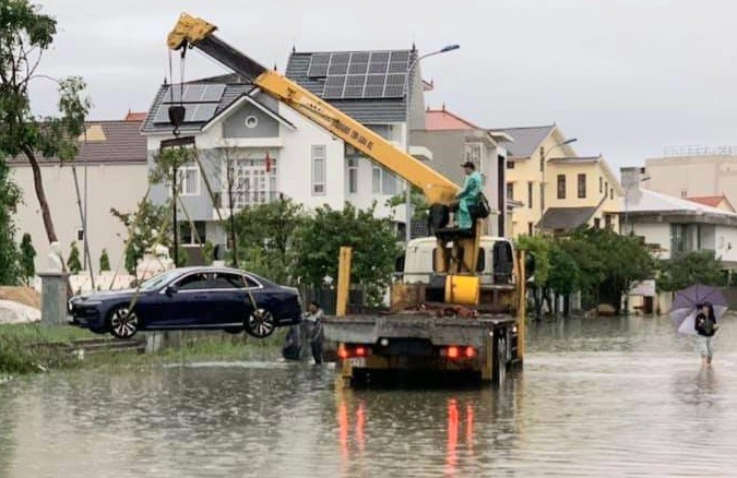 Xe ô tô ngập lụt tại TP. Đồng Hới. Ảnh: CTV