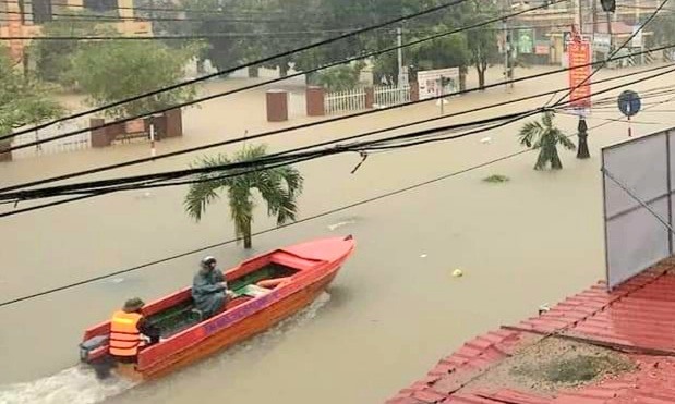 Đường phố thị xã Ba Đồn biến thành sông. Ảnh: CTV