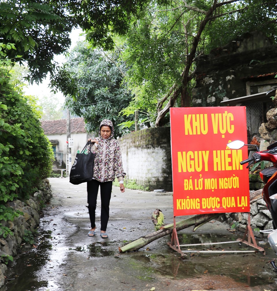 Chính quyền địa phương đã phải đặt biến báo khu vực nguy cơ sạt lở và cấm người dân qua lại. Ảnh: NT