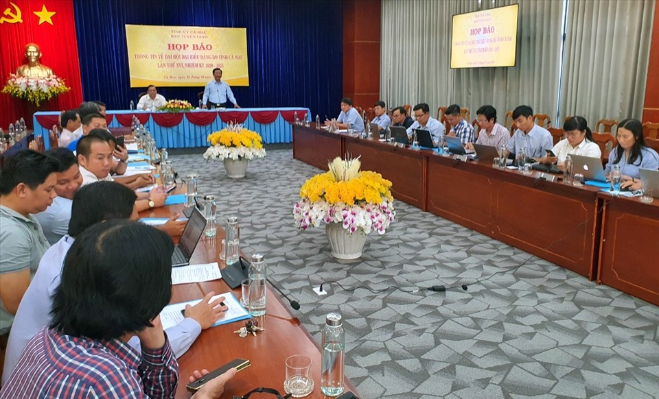 Quang cảnh cuộc họp báo chiều 19.10 (ảnh Nhật Hồ)